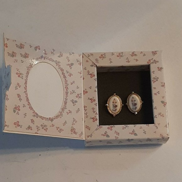 Precious Moments Pierced Earrings Vintage Avon 1999 Surgical Steel Posts Boxed - Picture 10 of 12